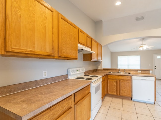 Building Photo - Spacious 3/2 Duplex in St. Cloud Located Close to Lakefront