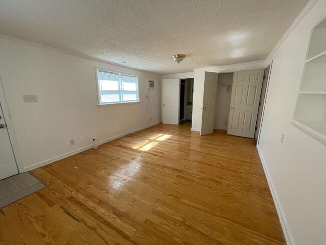 Building Photo - SPACIOUS BRICK RANCH in GOLDSBORO! 4 BR, 2 BA - FENCED-IN YARD *Convenient to SJAFB*