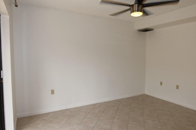 Building Photo - 507 5th Ln