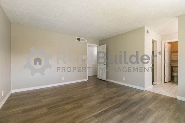 Building Photo - MONTHLY YARD SERVICE INCLUDED JUST IN TIME FOR SPRING!!!