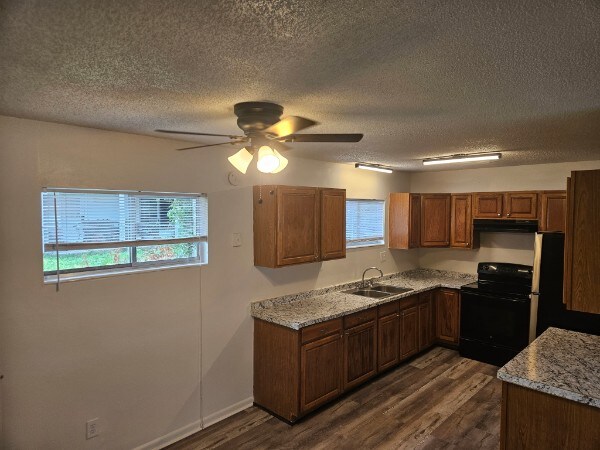 Building Photo - 1703 Larry Ave