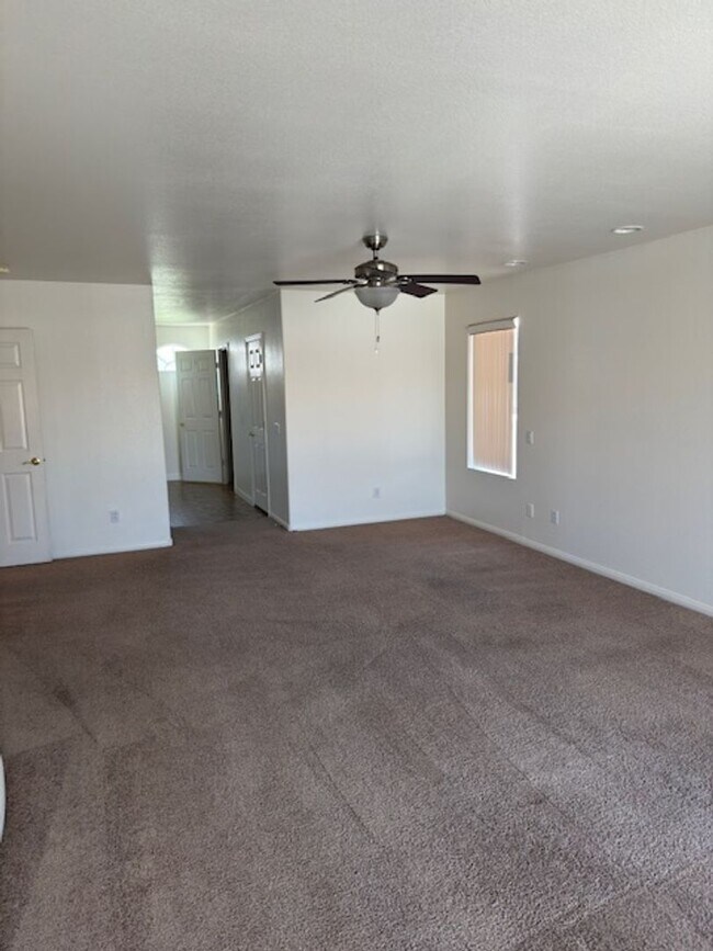 Building Photo - LARGE Spacious 5 Bedroom Single Family Home!!