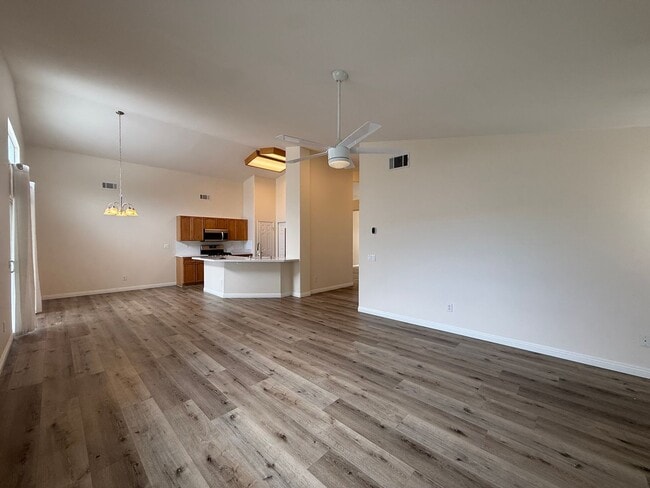 Building Photo - Quartz Hill 3 Bedroom 2 Bathroom