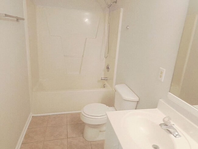 Building Photo - RENT SPECIAL! HAWTHORNE PARK GROUND LEVEL CONDO