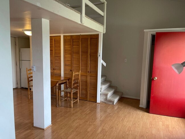 Building Photo - Adorable Studio on Working Farm