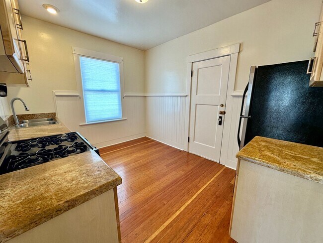 Building Photo - Storage Galore!!  1bd in heart of Noe/Miss...