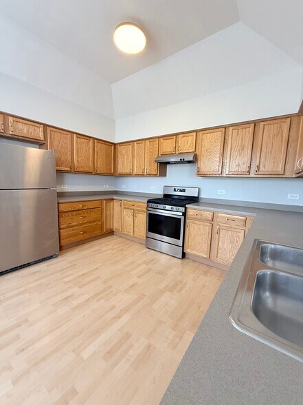Building Photo - 16631 Liberty Cir
