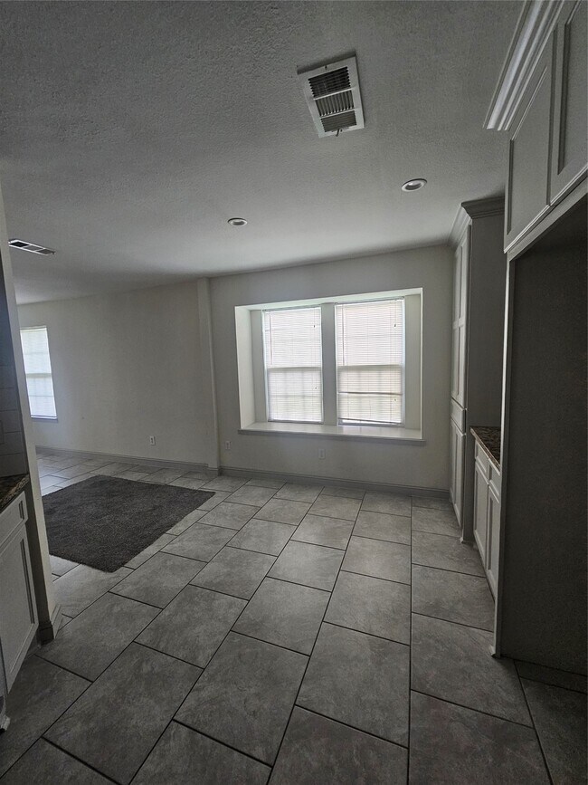 Building Photo - 3206 Pebble Lake Dr