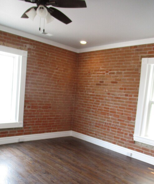 Building Photo - 615 W 11th St