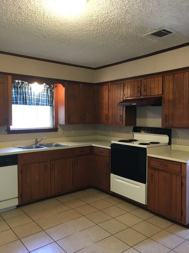 Large kitchen with lots of cabinets and countertops - 120 W California St