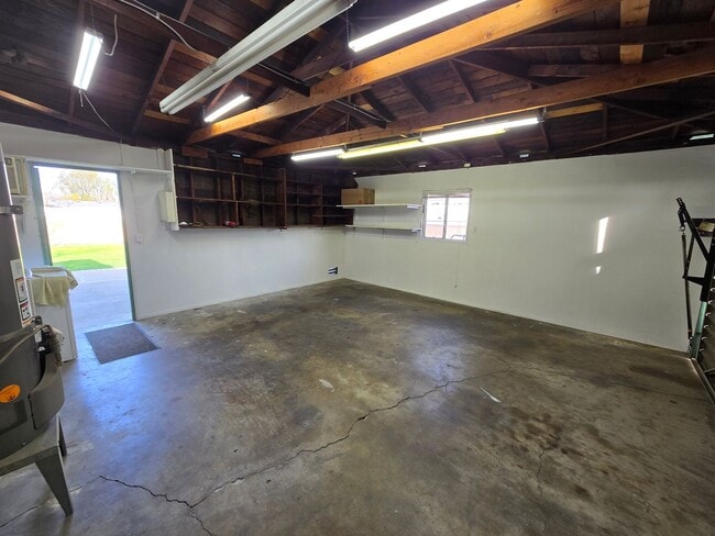 Building Photo - Classic 3 Bed, 2 Bath Home on Large Lot