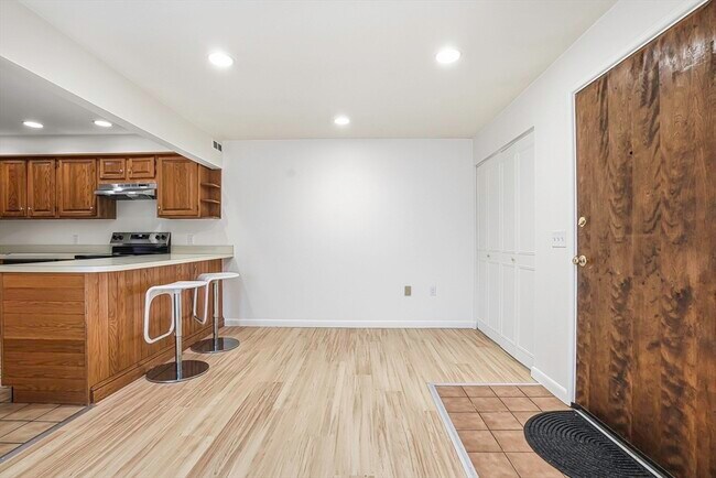 Building Photo - 59 School St