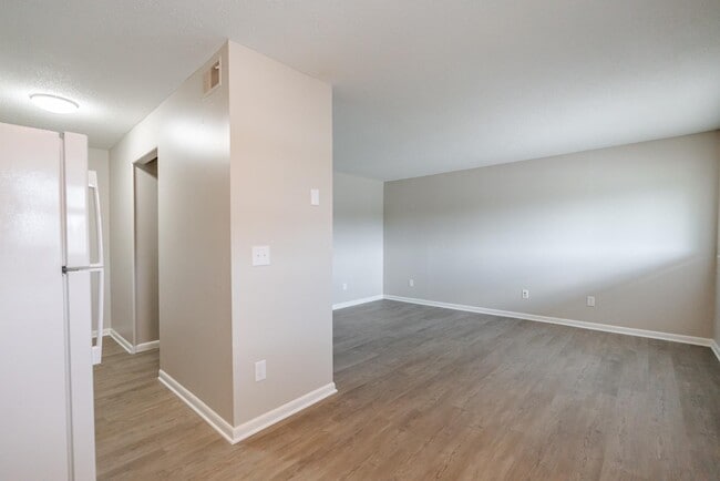 Building Photo - 209 N Woodland Dr