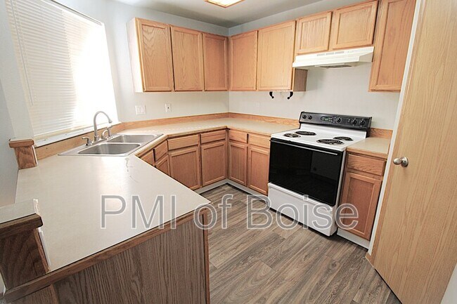 Building Photo - 8013 W Queen Ct