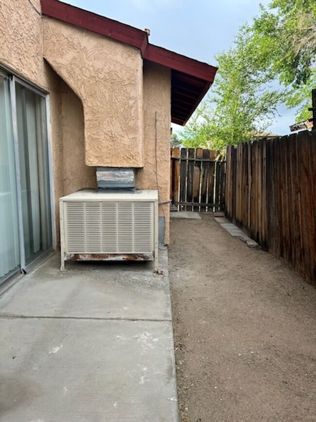 Building Photo - 1017 W Perdew Ave