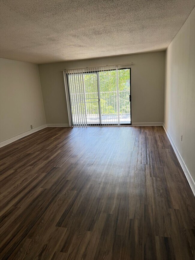 Building Photo - Beautiful Highrise 2 bed 2 bath