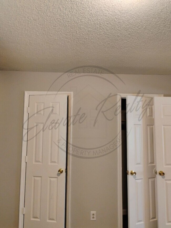 Building Photo - 2437 Woodale Ln
