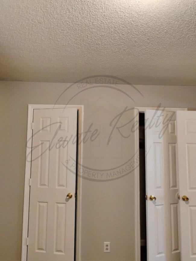 Building Photo - Two Bedroom Townhouse with deck near Trini...