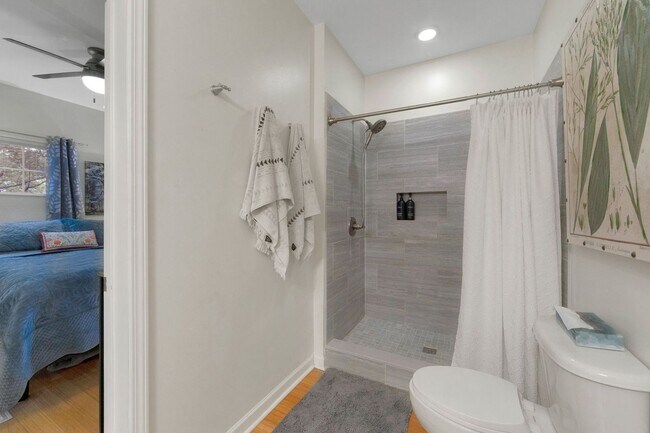 Building Photo - Charming 2BR Condo in Asheville