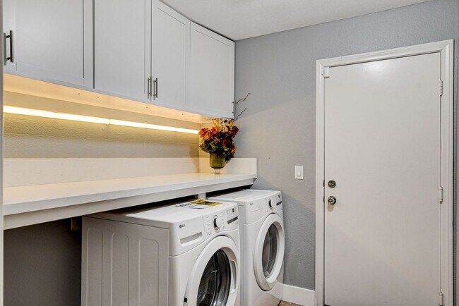 Building Photo - 4 Bedroom in North Las Vegas Near Aliante