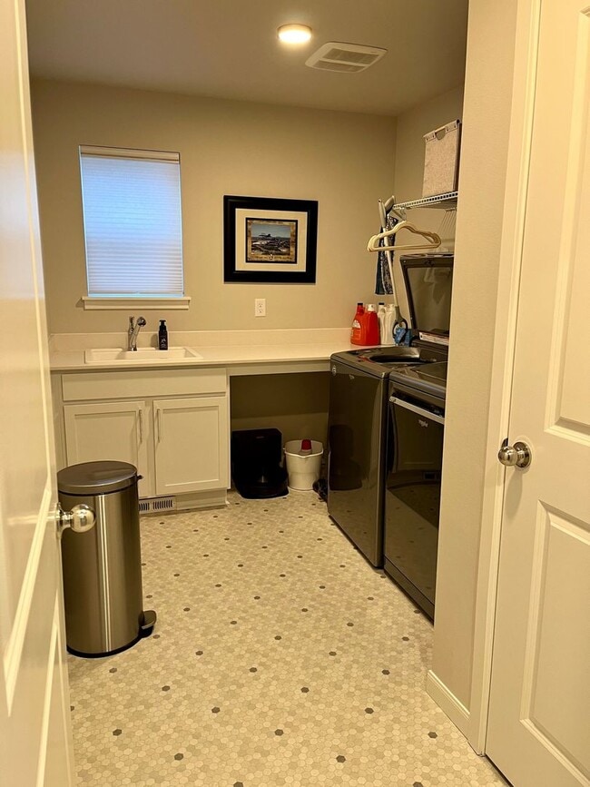 Building Photo - Beautiful New 2-Story Poulsbo Home