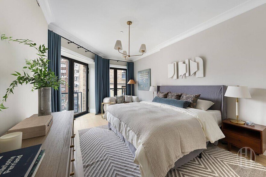 Building Photo - 164 W 74th St