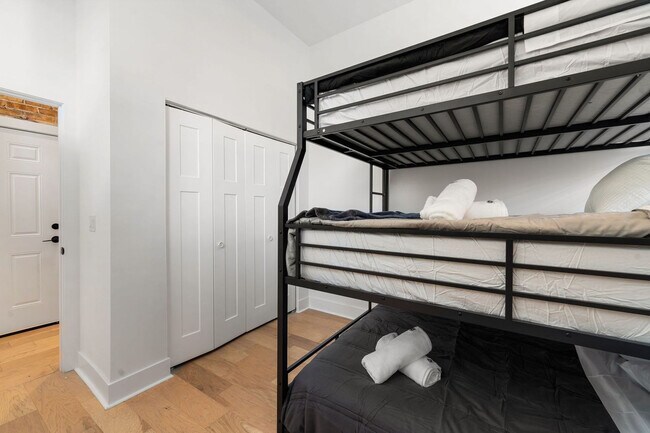 Building Photo - 1941 W Augusta Blvd