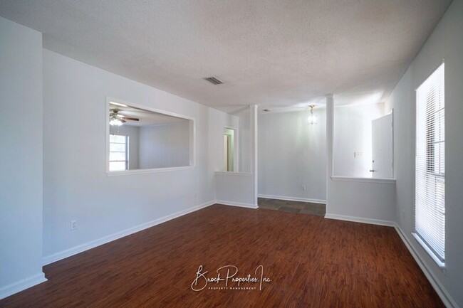 Building Photo - 7811 Woodpointe Dr