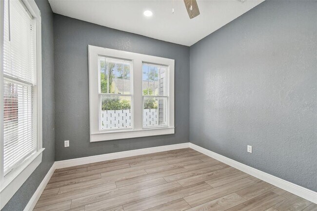 Building Photo - 6810 N Navin Ave