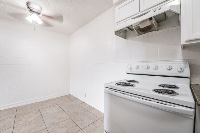 Building Photo - 1 Bedroom Downstairs  Condo Unit Near the Strip! Move in Special $199 for the first month rent!