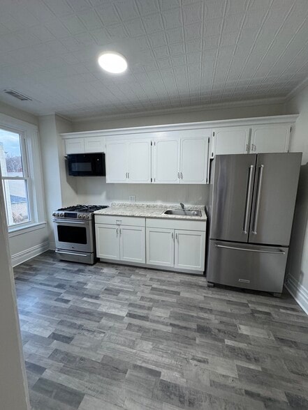 Building Photo - 87 6th St