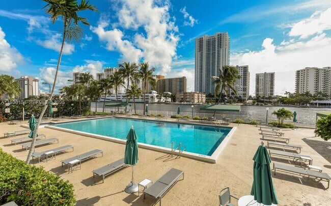 Building Photo - 800 Parkview Dr