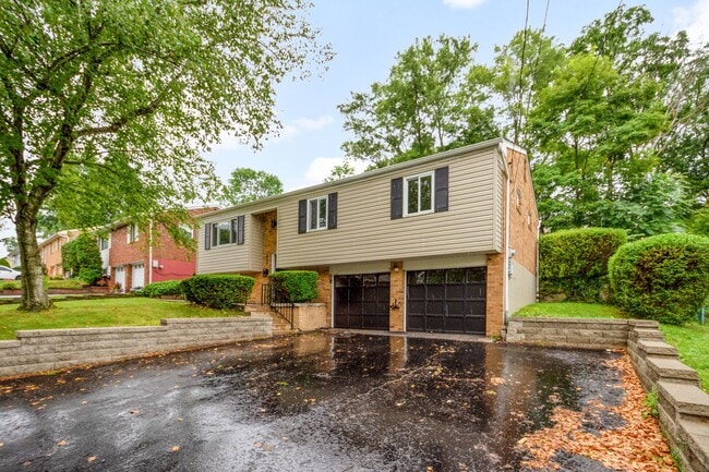 Building Photo - AVAILABLE AUGUST 1ST!! DON'T MISS TIS GORGEOUS 3 BEDROOM IN PENN HILLS!