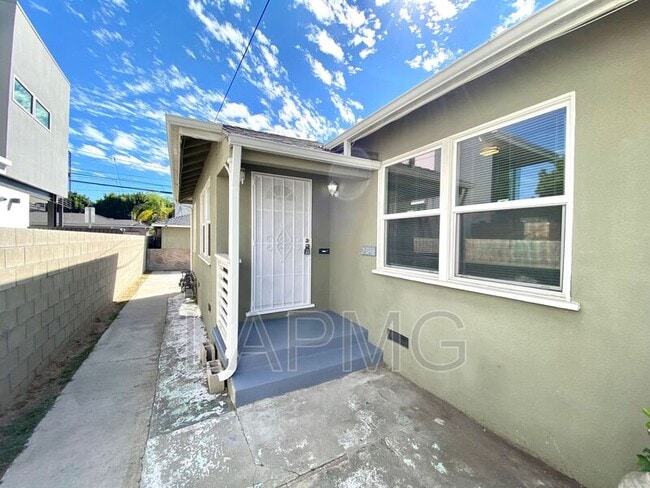 Building Photo - 2312 Ocean Park Blvd