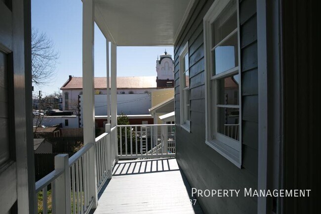 Building Photo - Renovated 5BD: Huge Living Room - Next to ...