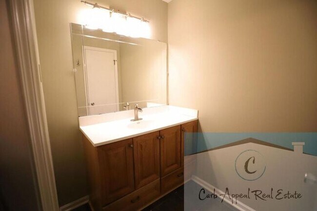 Building Photo - 3 Bedroom 2 Bath Home in Beautiful Neighborhood! A must see!!