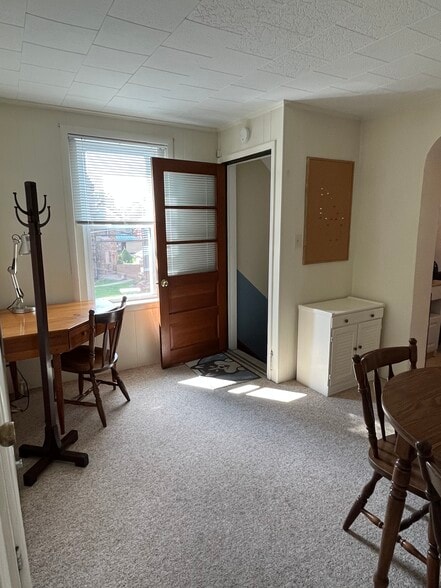 Building Photo - 701 E 6th St