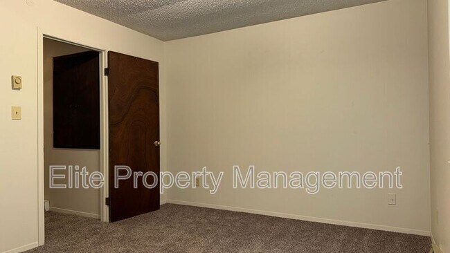 Building Photo - 25 Royal Crest Dr