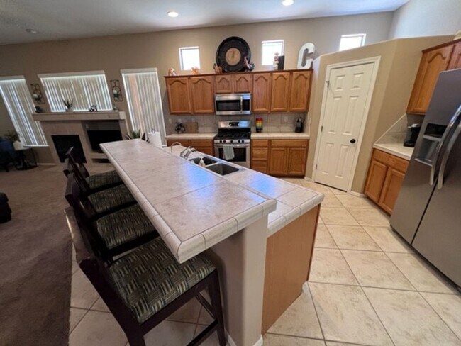 Building Photo - 2BR Vacation Home in Gated Community Bullhead Parkway with Utilities Avail 10/1
