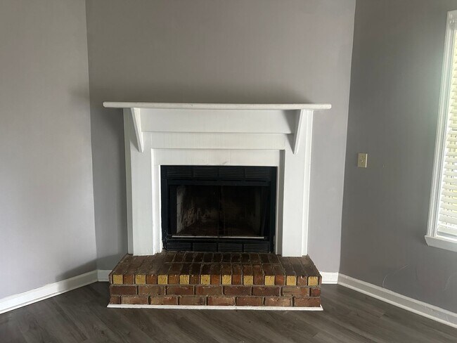 Building Photo - HUGE SPRING MOVE-IN SPECIAL AND RATE DROP ...