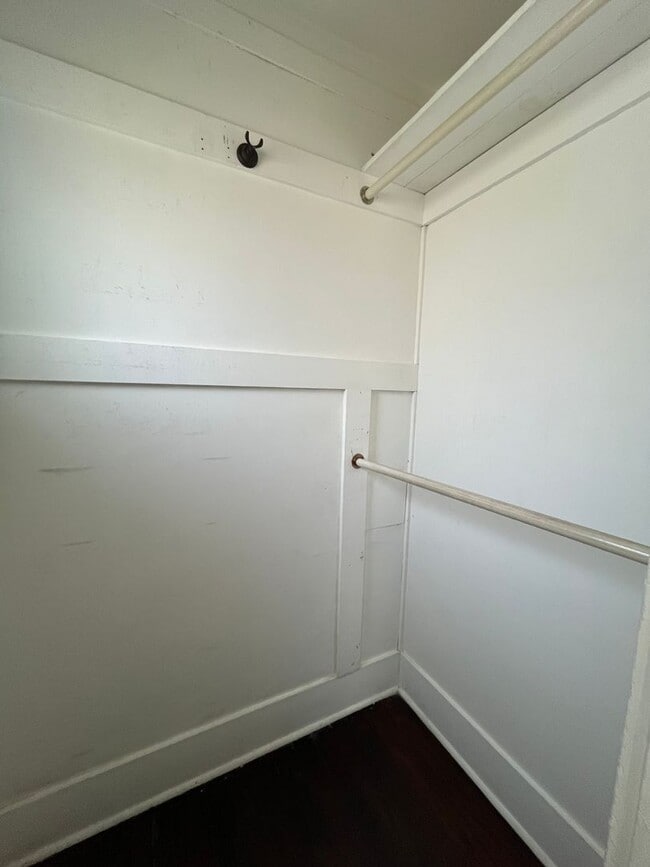 Building Photo - House: 2 Bedroom with Den , 2 Bath and pri...