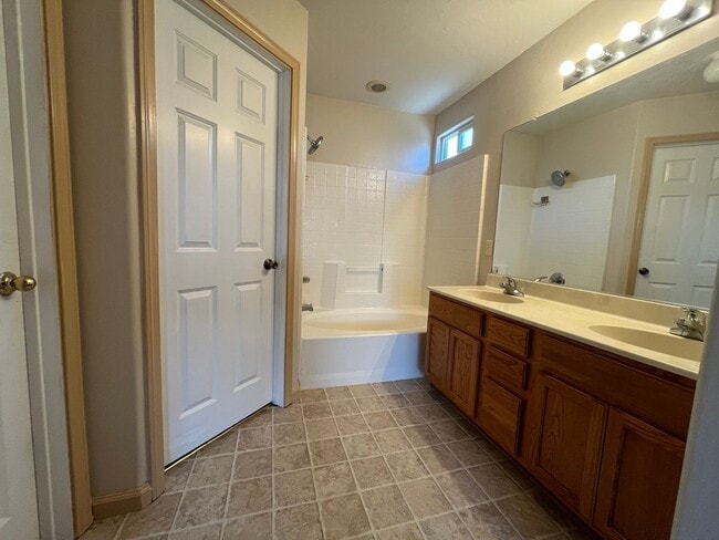 Building Photo - Charming home for rent in Visalia