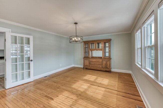 Building Photo - 5 Bedroom / 3.5 Bath Home Blountville, TN