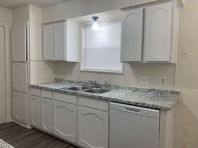 Building Photo - Move in ready! 3 Bedroom, 2 Full Bath Home...