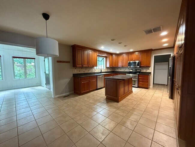 Building Photo - Available now-  4 Bedroom house in O'Fallon