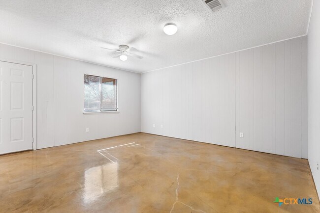 Building Photo - 222 Redbud Ln