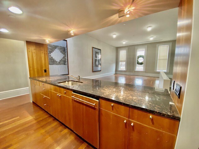 Building Photo - 520 1/2 E Grand Ave