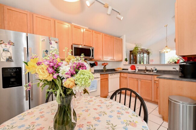 Building Photo - 714 S Rosehall Ln