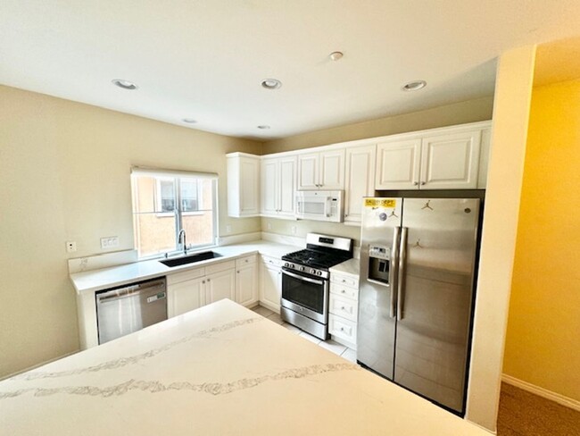 Building Photo - Three Story Condo for Rent Near Old Town T...