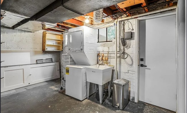 Building Photo - 3 Bedrooms 1.5 Bathrooms Recently Renovated